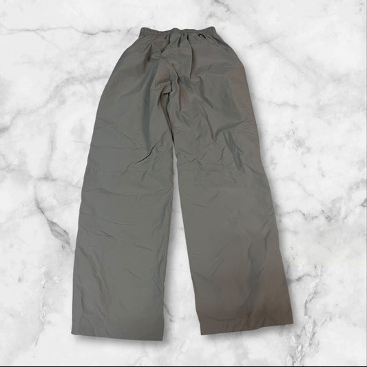 Entdecke unsere Vintage Track Pants von Nike und anderen Marken, erhältlich bei Valuxery.de - Dein Shop für trendige Vintage - Kleidung. Unsere Track Pants sind aus hochwertigen Materialien und