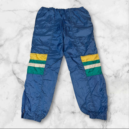Entdecke unsere Vintage Track Pants von Nike und anderen Marken, erhältlich bei Valuxery.de - Dein Shop für trendige Vintage - Kleidung. Unsere Track Pants sind aus hochwertigen Materialien und