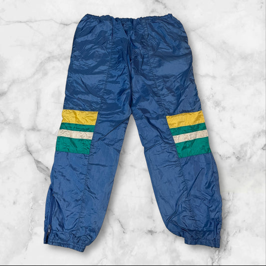 Entdecke unsere Vintage Track Pants von Nike und anderen Marken, erhältlich bei Valuxery.de - Dein Shop für trendige Vintage - Kleidung. Unsere Track Pants sind aus hochwertigen Materialien und