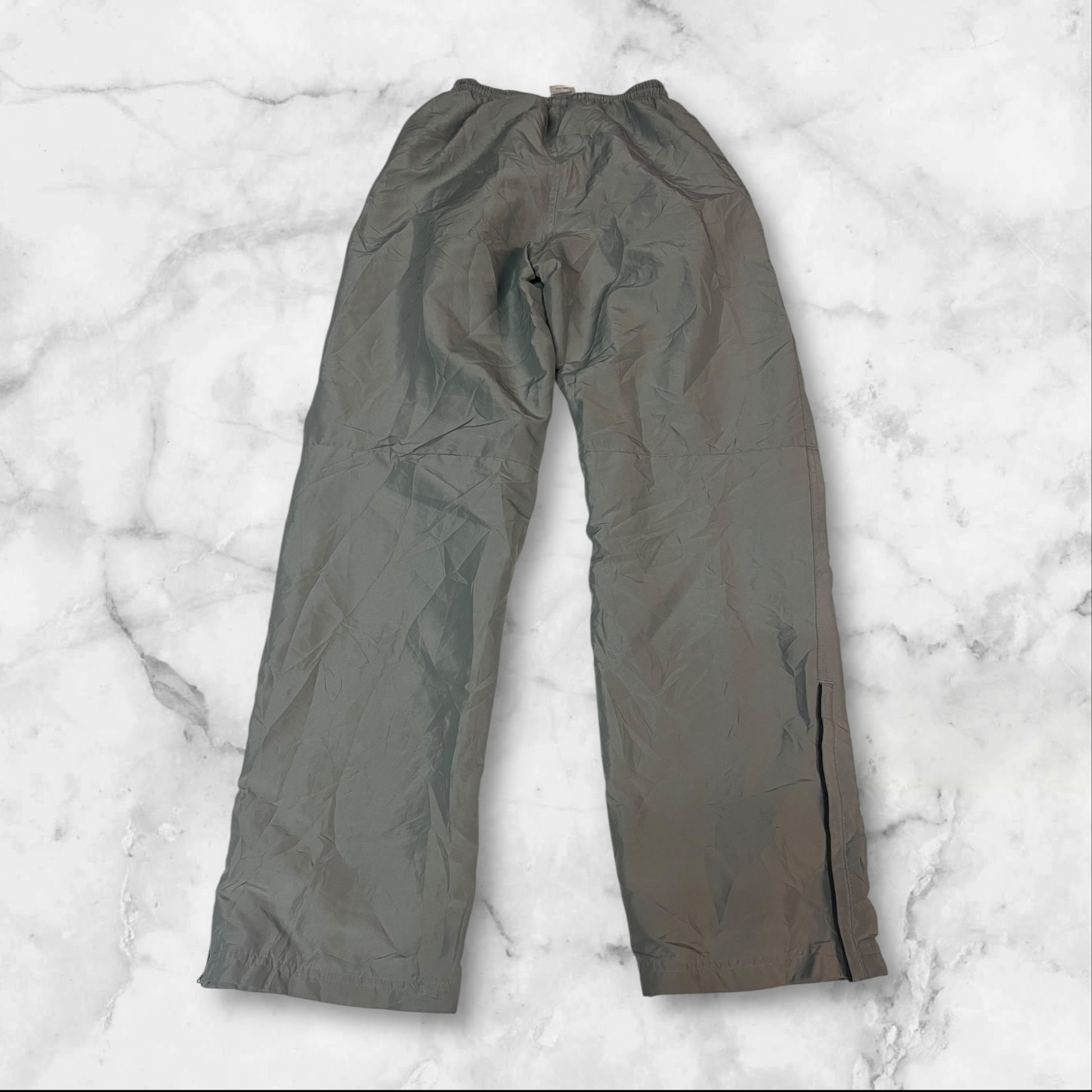 Entdecke unsere Vintage Track Pants von Nike und anderen Marken, erhältlich bei Valuxery.de - Dein Shop für trendige Vintage - Kleidung. Unsere Track Pants sind aus hochwertigen Materialien und