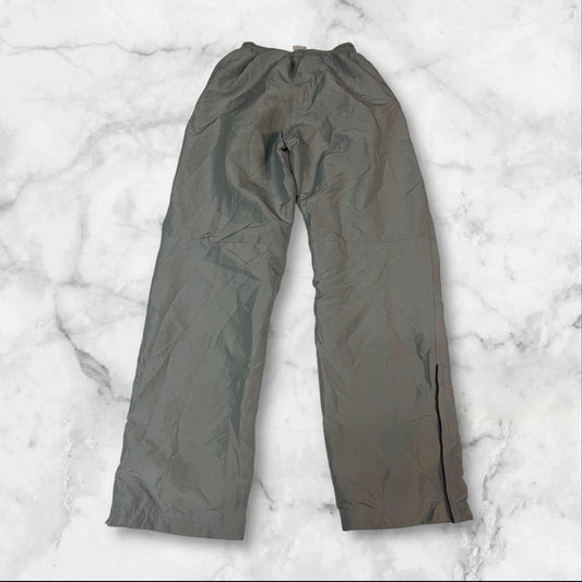 Entdecke unsere Vintage Track Pants von Nike und anderen Marken, erhältlich bei Valuxery.de - Dein Shop für trendige Vintage - Kleidung. Unsere Track Pants sind aus hochwertigen Materialien und
