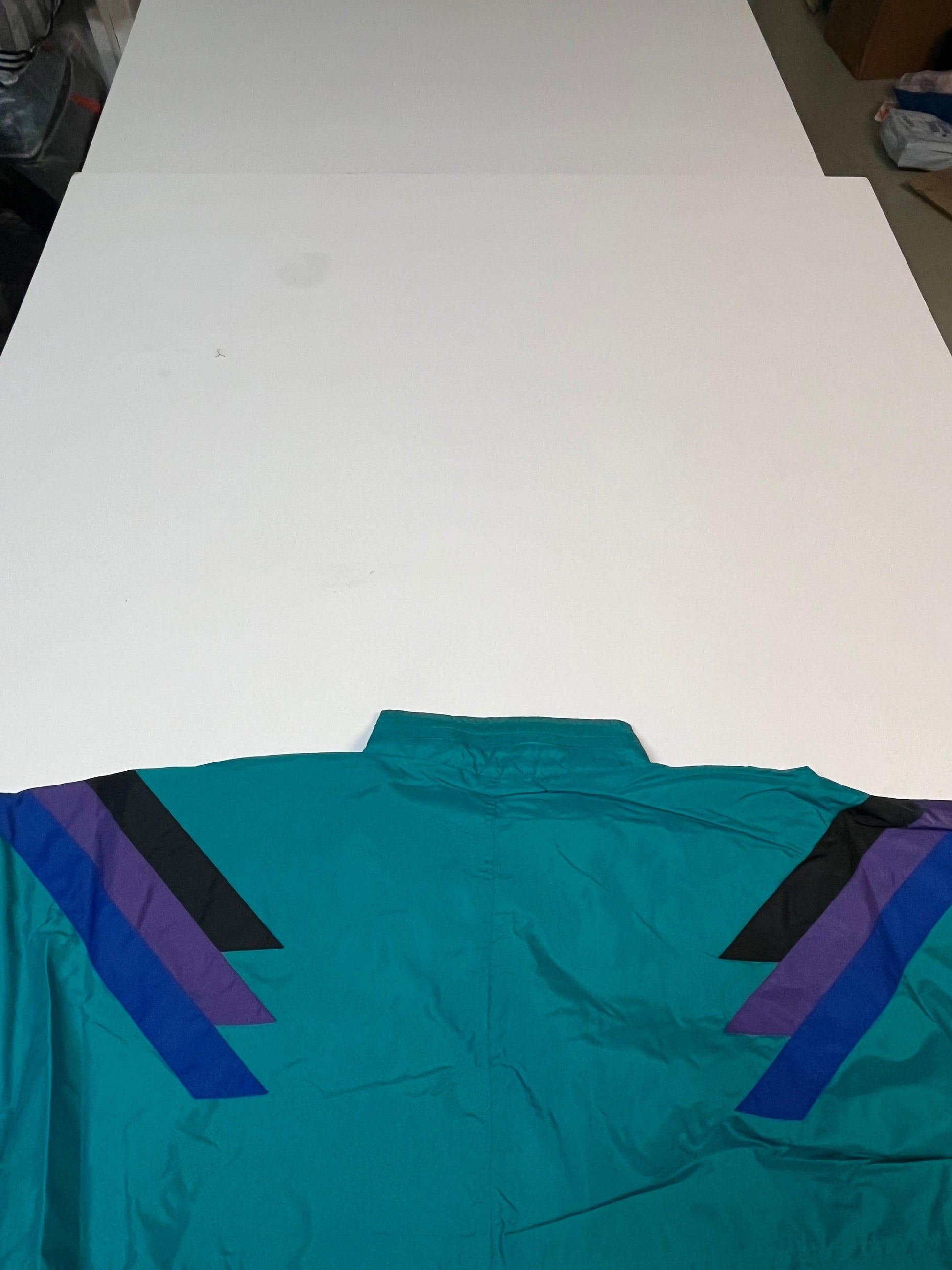 Entdecke unsere Vintage Track Pants von Nike und anderen Marken, erhältlich bei Valuxery.de - Dein Shop für trendige Vintage - Kleidung. Unsere Track Pants sind aus hochwertigen Materialien und