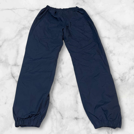 Entdecke unsere Vintage Track Pants von Nike und anderen Marken, erhältlich bei Valuxery.de - Dein Shop für trendige Vintage - Kleidung. Unsere Track Pants sind aus hochwertigen Materialien und