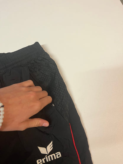 Entdecke unsere Vintage Track Pants von Nike und anderen Marken, erhältlich bei Valuxery.de - Dein Shop für trendige Vintage - Kleidung. Unsere Track Pants sind aus hochwertigen Materialien und