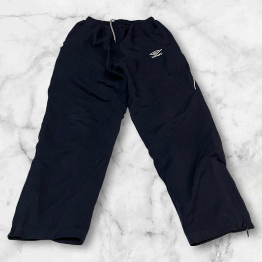 Entdecke unsere Vintage Track Pants von Nike und anderen Marken, erhältlich bei Valuxery.de - Dein Shop für trendige Vintage - Kleidung. Unsere Track Pants sind aus hochwertigen Materialien und