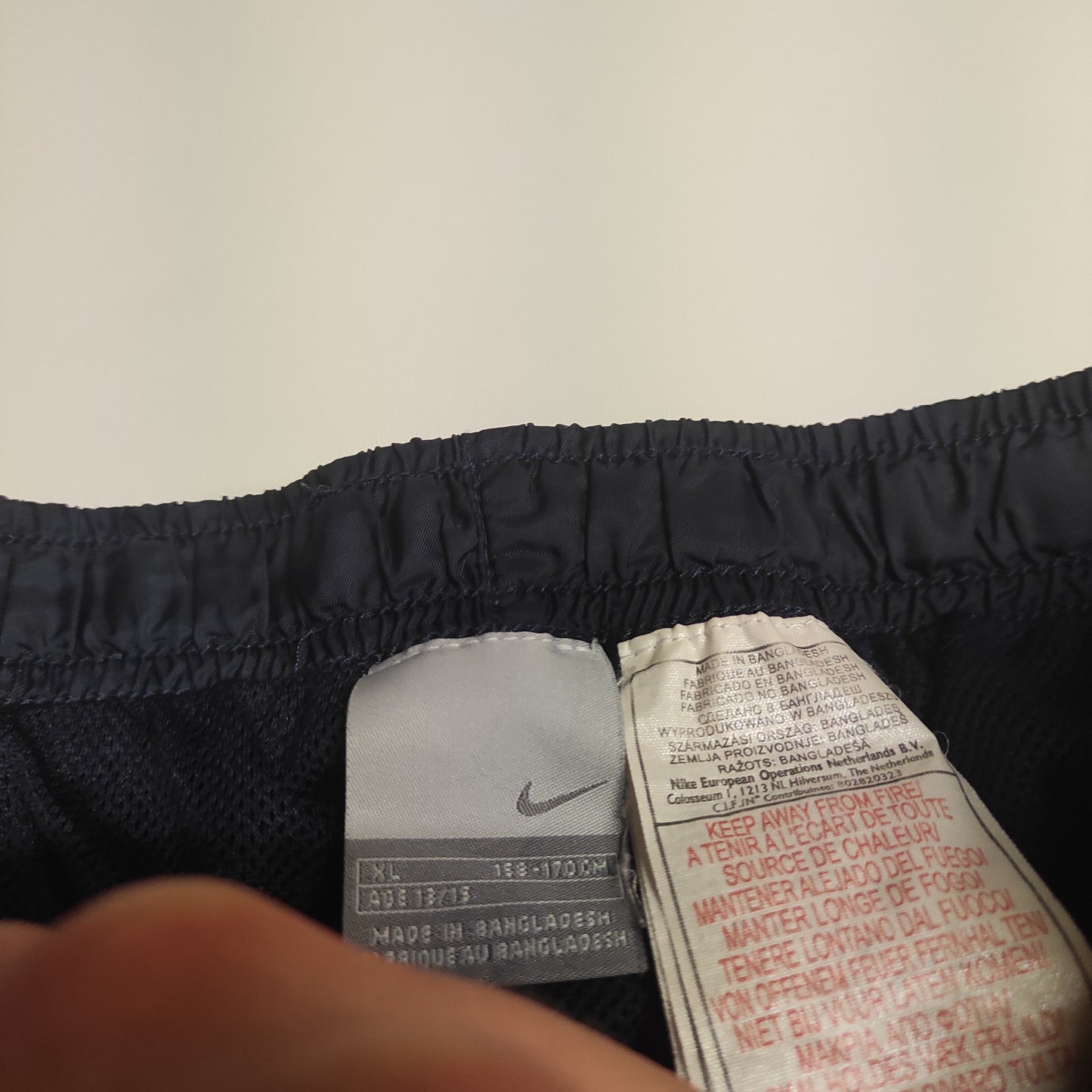 Entdecke unsere Vintage Track Pants von Nike und anderen Marken, erhältlich bei Valuxery.de - Dein Shop für trendige Vintage - Kleidung. Unsere Track Pants sind aus hochwertigen Materialien und