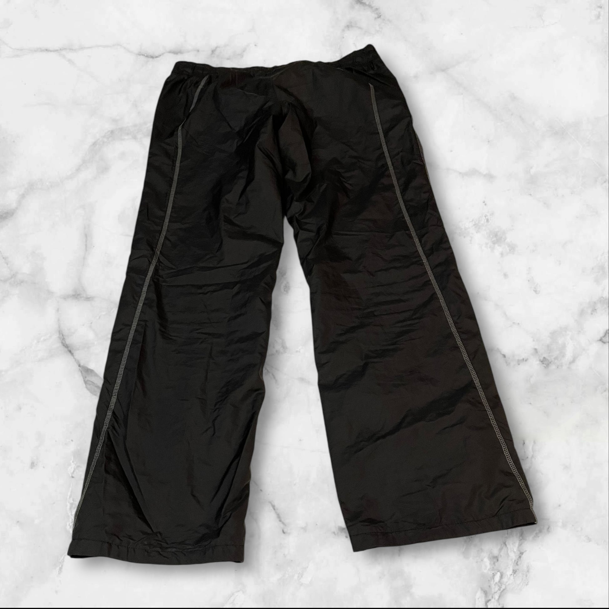 Entdecke unsere Vintage Track Pants von Nike und anderen Marken, erhältlich bei Valuxery.de - Dein Shop für trendige Vintage - Kleidung. Unsere Track Pants sind aus hochwertigen Materialien und