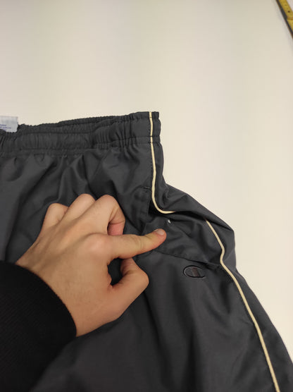 Entdecke unsere Vintage Track Pants von Nike und anderen Marken, erhältlich bei Valuxery.de - Dein Shop für trendige Vintage - Kleidung. Unsere Track Pants sind aus hochwertigen Materialien und