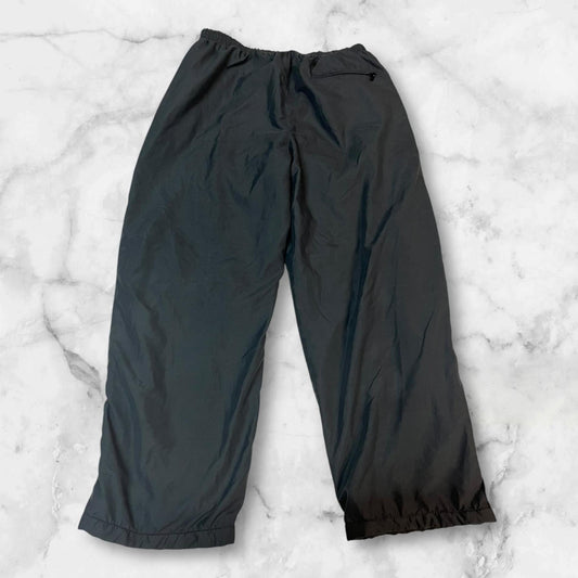 Entdecke unsere Vintage Track Pants von Nike und anderen Marken, erhältlich bei Valuxery.de - Dein Shop für trendige Vintage - Kleidung. Unsere Track Pants sind aus hochwertigen Materialien und