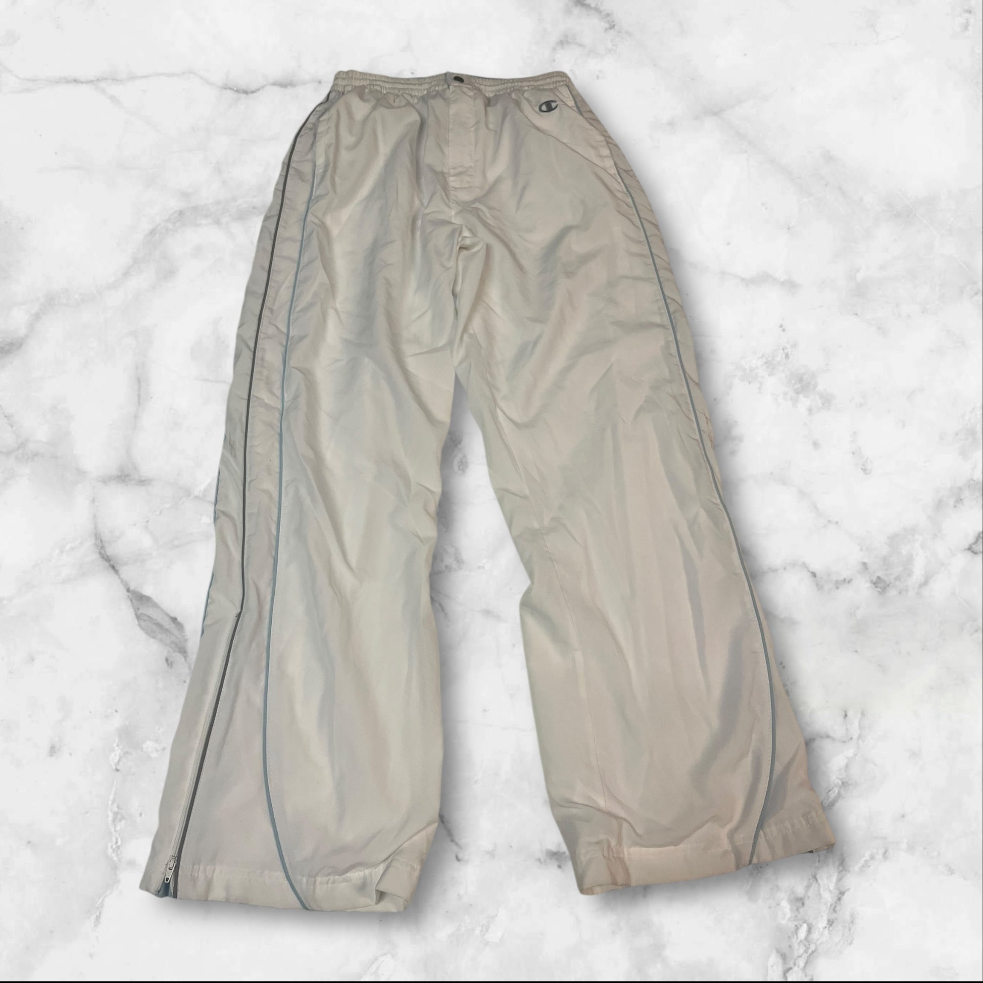 Entdecke unsere Vintage Track Pants von Nike und anderen Marken, erhältlich bei Valuxery.de - Dein Shop für trendige Vintage - Kleidung. Unsere Track Pants sind aus hochwertigen Materialien und