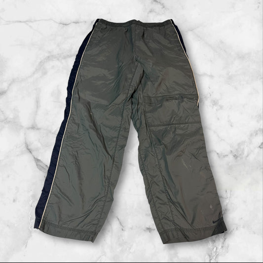 Entdecke unsere Vintage Track Pants von Nike und anderen Marken, erhältlich bei Valuxery.de - Dein Shop für trendige Vintage - Kleidung. Unsere Track Pants sind aus hochwertigen Materialien und
