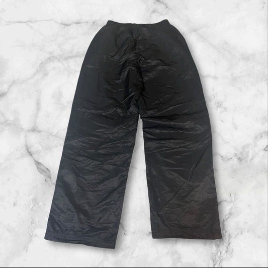 Entdecke unsere Vintage Track Pants von Nike und anderen Marken, erhältlich bei Valuxery.de - Dein Shop für trendige Vintage - Kleidung. Unsere Track Pants sind aus hochwertigen Materialien und