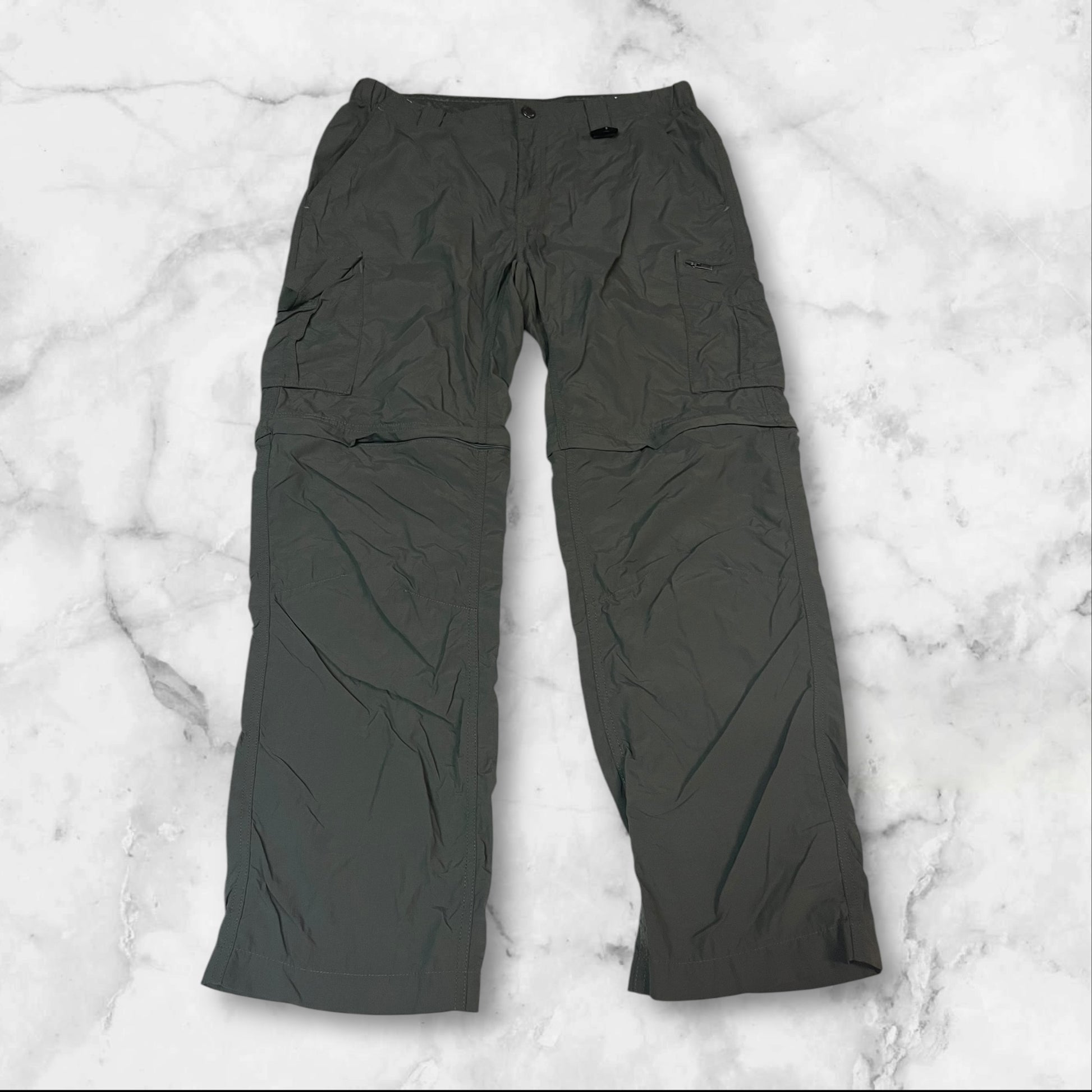 Entdecke unsere Vintage Track Pants von Nike und anderen Marken, erhältlich bei Valuxery.de - Dein Shop für trendige Vintage - Kleidung. Unsere Track Pants sind aus hochwertigen Materialien und