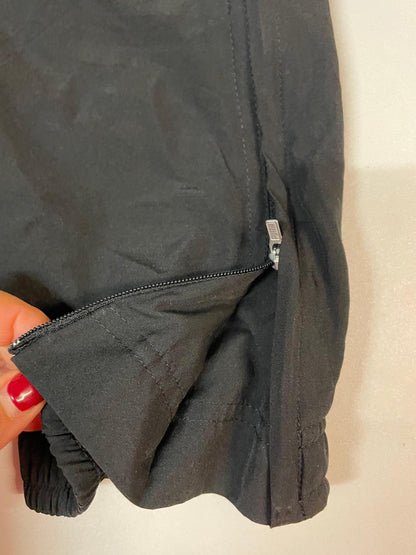 Entdecke unsere Vintage Track Pants von Nike und anderen Marken, erhältlich bei Valuxery.de - Dein Shop für trendige Vintage - Kleidung. Unsere Track Pants sind aus hochwertigen Materialien und