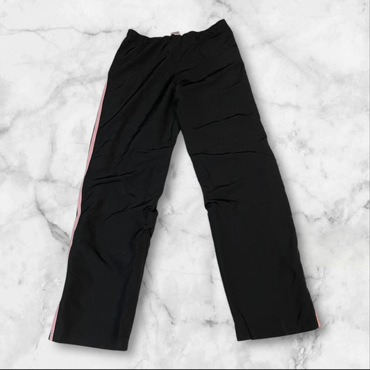 Entdecke unsere Vintage Track Pants von Nike und anderen Marken, erhältlich bei Valuxery.de - Dein Shop für trendige Vintage - Kleidung. Unsere Track Pants sind aus hochwertigen Materialien und