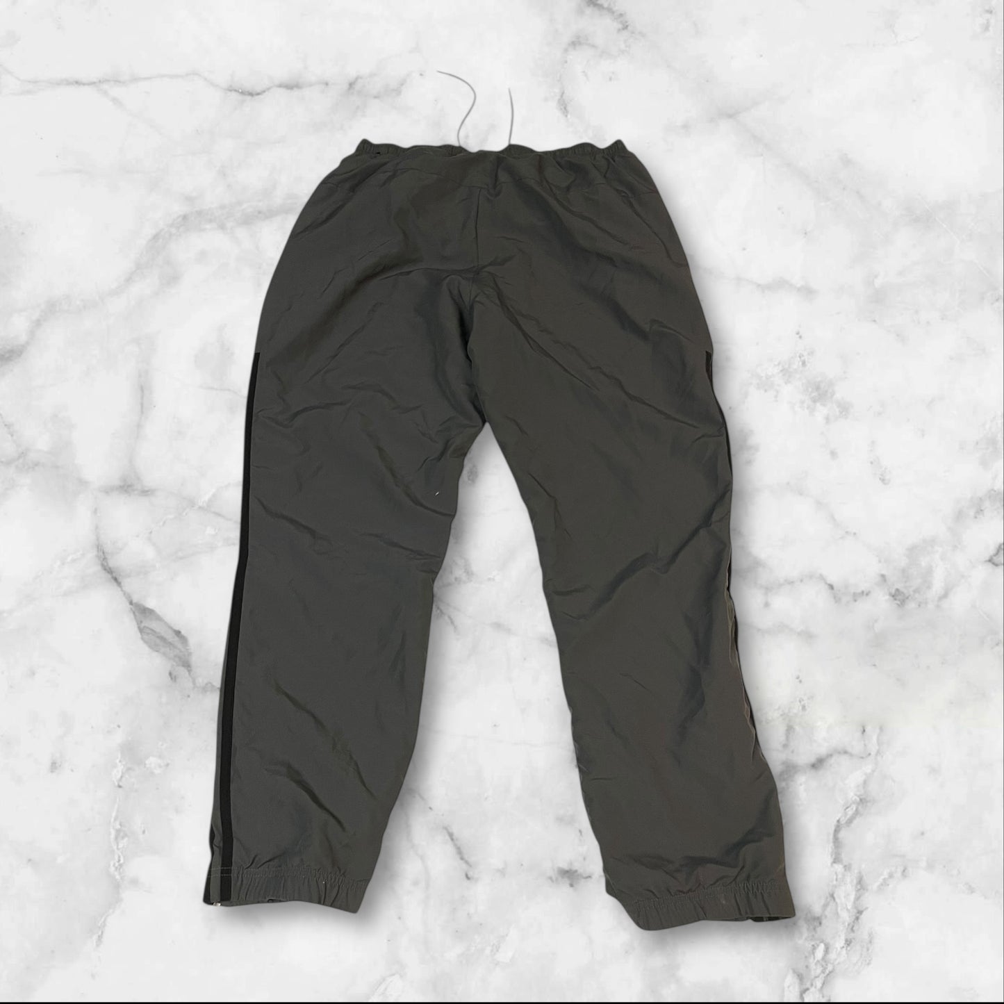 Entdecke unsere Vintage Track Pants von Nike und anderen Marken, erhältlich bei Valuxery.de - Dein Shop für trendige Vintage - Kleidung. Unsere Track Pants sind aus hochwertigen Materialien und