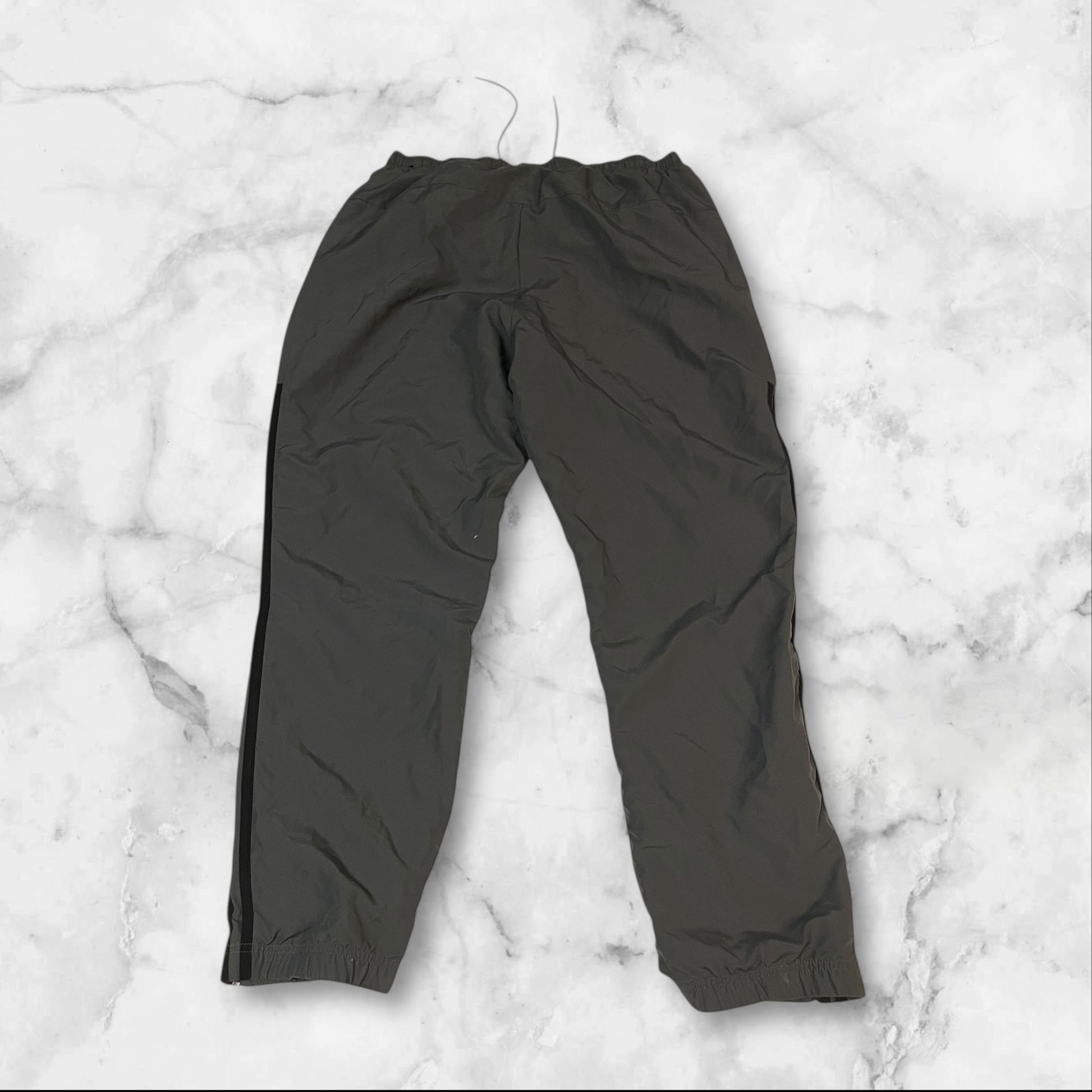 Entdecke unsere Vintage Track Pants von Nike und anderen Marken, erhältlich bei Valuxery.de - Dein Shop für trendige Vintage - Kleidung. Unsere Track Pants sind aus hochwertigen Materialien und