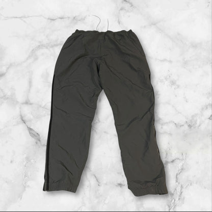 Entdecke unsere Vintage Track Pants von Nike und anderen Marken, erhältlich bei Valuxery.de - Dein Shop für trendige Vintage - Kleidung. Unsere Track Pants sind aus hochwertigen Materialien und