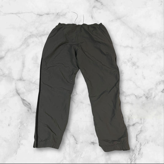 Entdecke unsere Vintage Track Pants von Nike und anderen Marken, erhältlich bei Valuxery.de - Dein Shop für trendige Vintage - Kleidung. Unsere Track Pants sind aus hochwertigen Materialien und