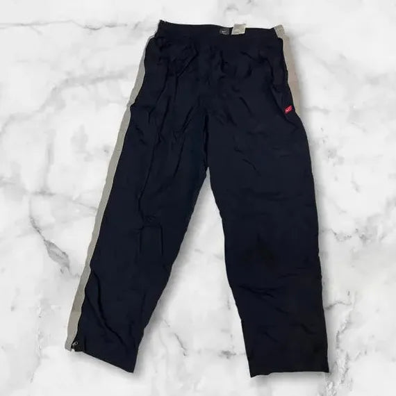 Entdecke unsere Vintage Track Pants von Nike und anderen Marken, erhältlich bei Valuxery.de - Dein Shop für trendige Vintage - Kleidung. Unsere Track Pants sind aus hochwertigen Materialien und