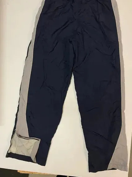 Entdecke unsere Vintage Track Pants von Nike und anderen Marken, erhältlich bei Valuxery.de - Dein Shop für trendige Vintage - Kleidung. Unsere Track Pants sind aus hochwertigen Materialien und