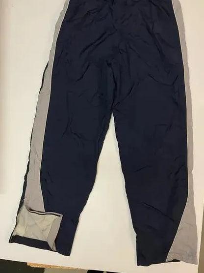 Entdecke unsere Vintage Track Pants von Nike und anderen Marken, erhältlich bei Valuxery.de - Dein Shop für trendige Vintage - Kleidung. Unsere Track Pants sind aus hochwertigen Materialien und