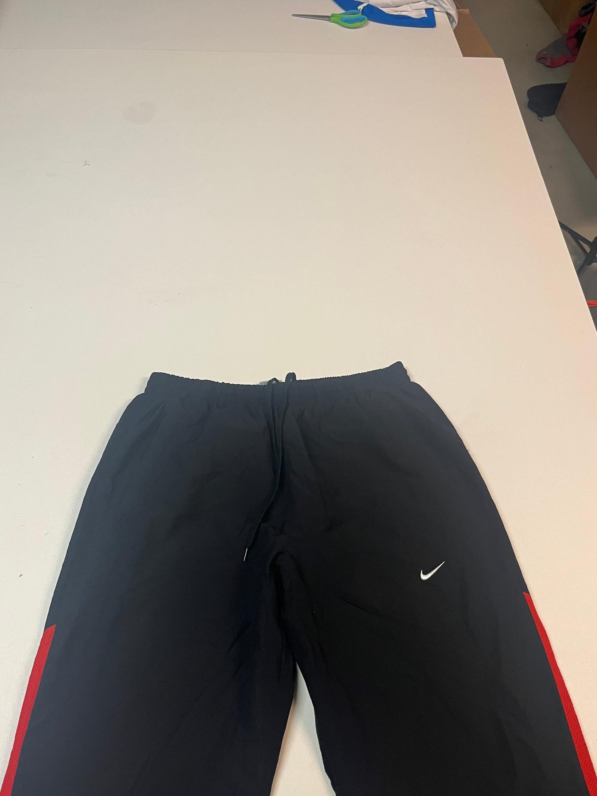Entdecke unsere Vintage Track Pants von Nike und anderen Marken, erhältlich bei Valuxery.de - Dein Shop für trendige Vintage - Kleidung. Unsere Track Pants sind aus hochwertigen Materialien und