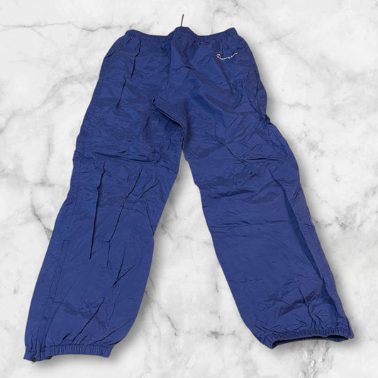 Entdecke unsere Vintage Track Pants von Nike und anderen Marken, erhältlich bei Valuxery.de - Dein Shop für trendige Vintage - Kleidung. Unsere Track Pants sind aus hochwertigen Materialien und