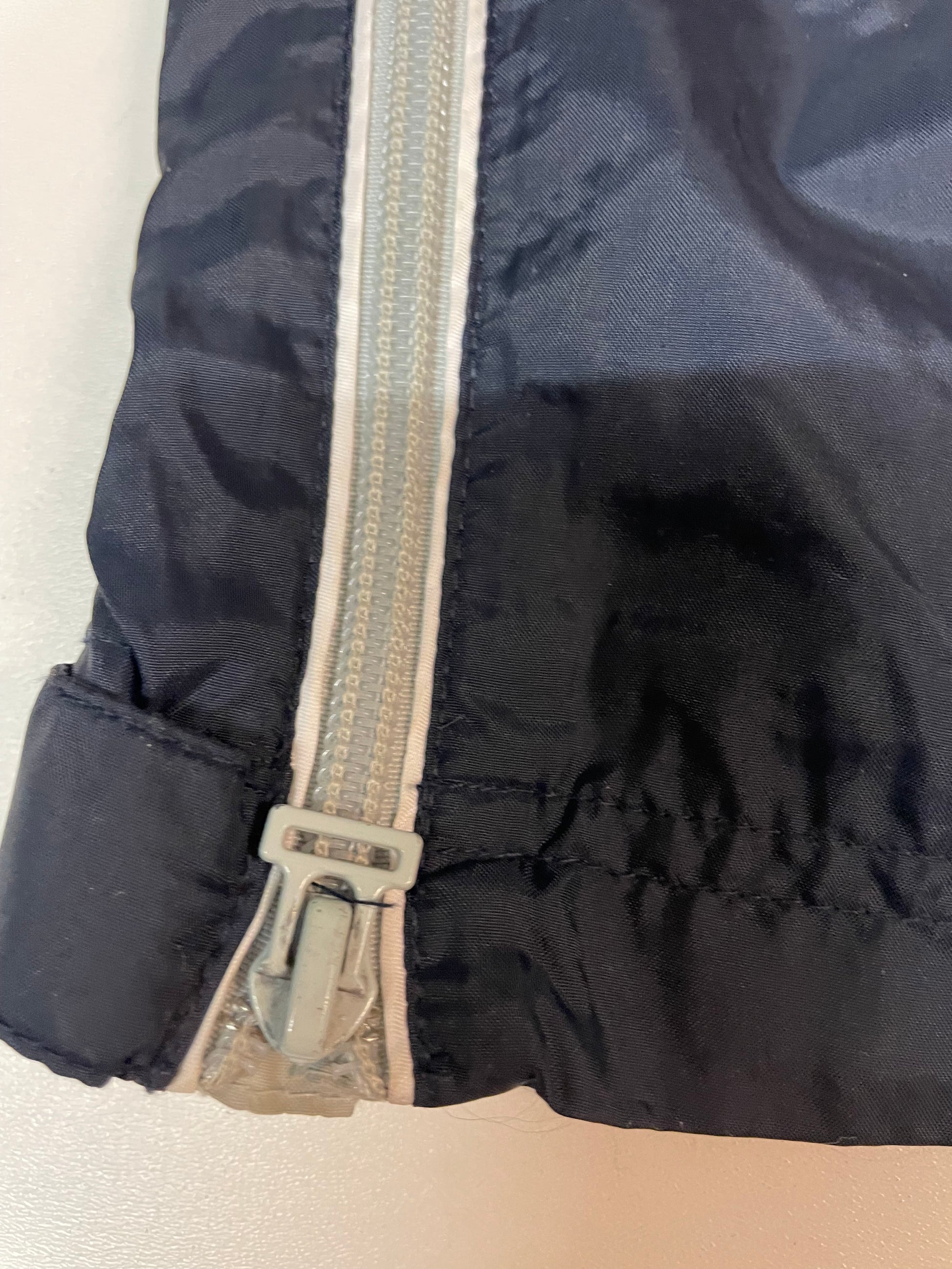 Entdecke unsere Vintage Track Pants von Nike und anderen Marken, erhältlich bei Valuxery.de - Dein Shop für trendige Vintage - Kleidung. Unsere Track Pants sind aus hochwertigen Materialien und