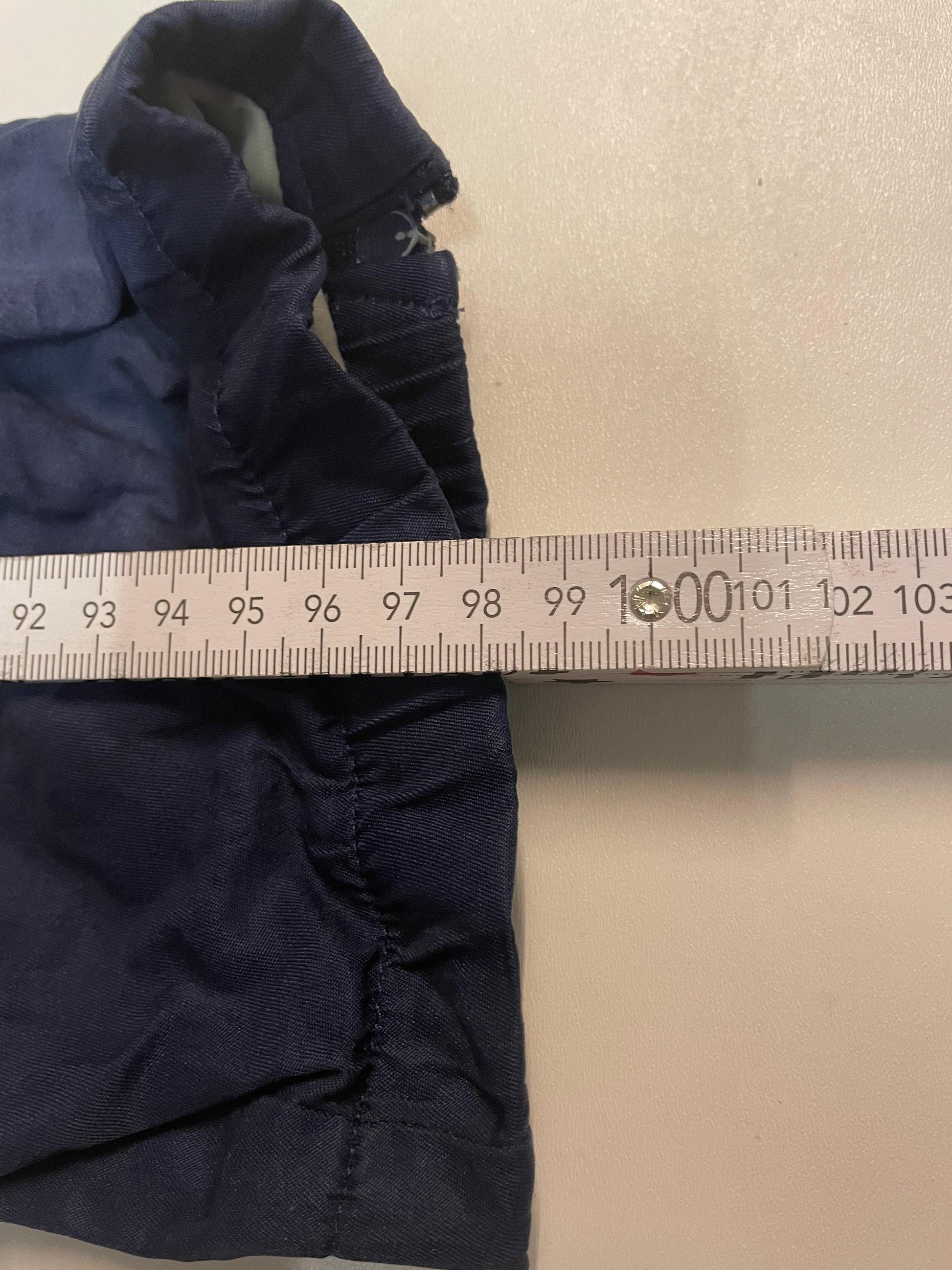 Entdecke unsere Vintage Track Pants von Nike und anderen Marken, erhältlich bei Valuxery.de - Dein Shop für trendige Vintage - Kleidung. Unsere Track Pants sind aus hochwertigen Materialien und