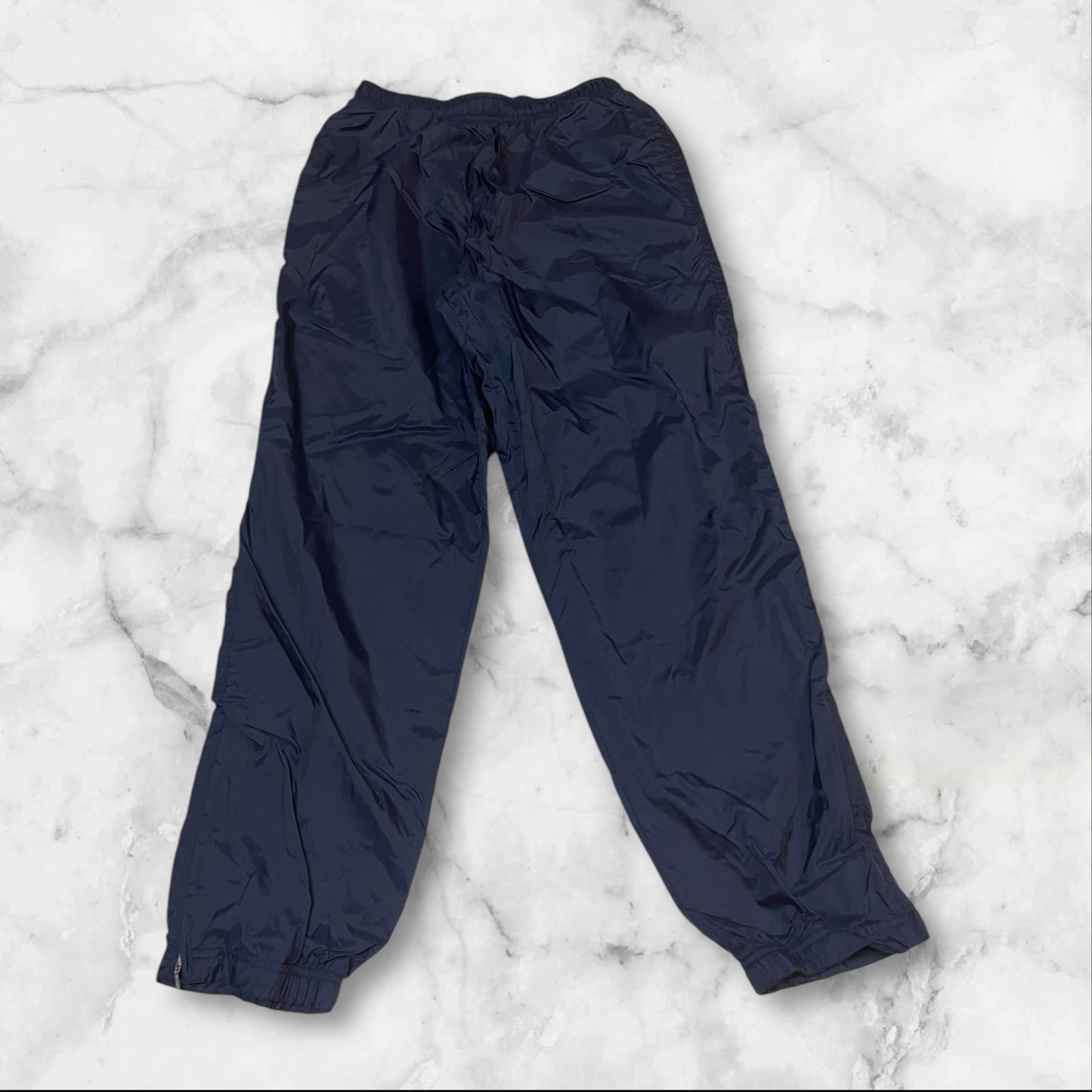 Entdecke unsere Vintage Track Pants von Nike und anderen Marken, erhältlich bei Valuxery.de - Dein Shop für trendige Vintage - Kleidung. Unsere Track Pants sind aus hochwertigen Materialien und