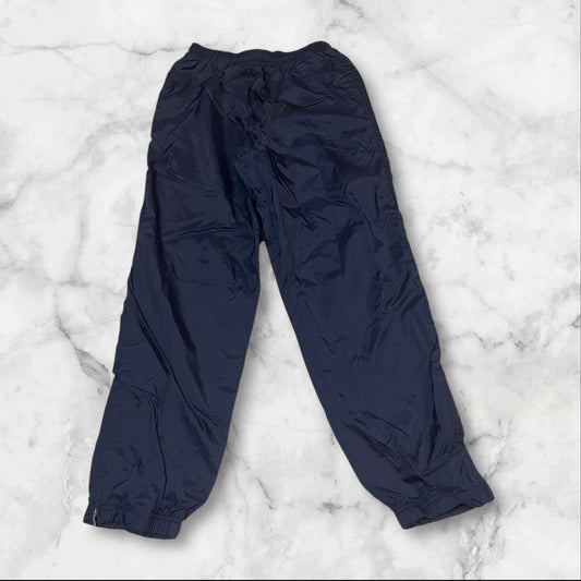 Entdecke unsere Vintage Track Pants von Nike und anderen Marken, erhältlich bei Valuxery.de - Dein Shop für trendige Vintage - Kleidung. Unsere Track Pants sind aus hochwertigen Materialien und