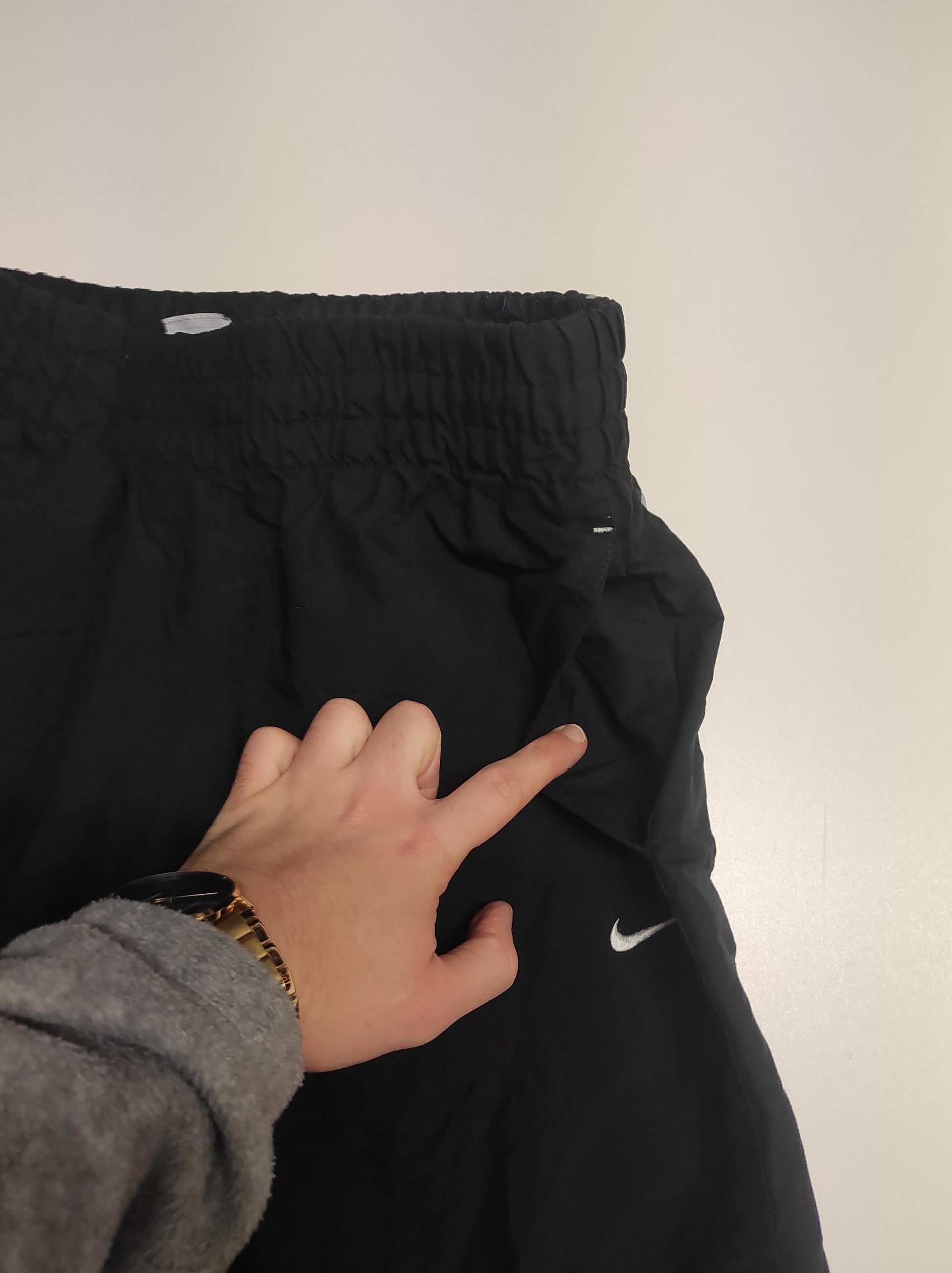 Entdecke unsere Vintage Track Pants von Nike und anderen Marken, erhältlich bei Valuxery.de - Dein Shop für trendige Vintage - Kleidung. Unsere Track Pants sind aus hochwertigen Materialien und