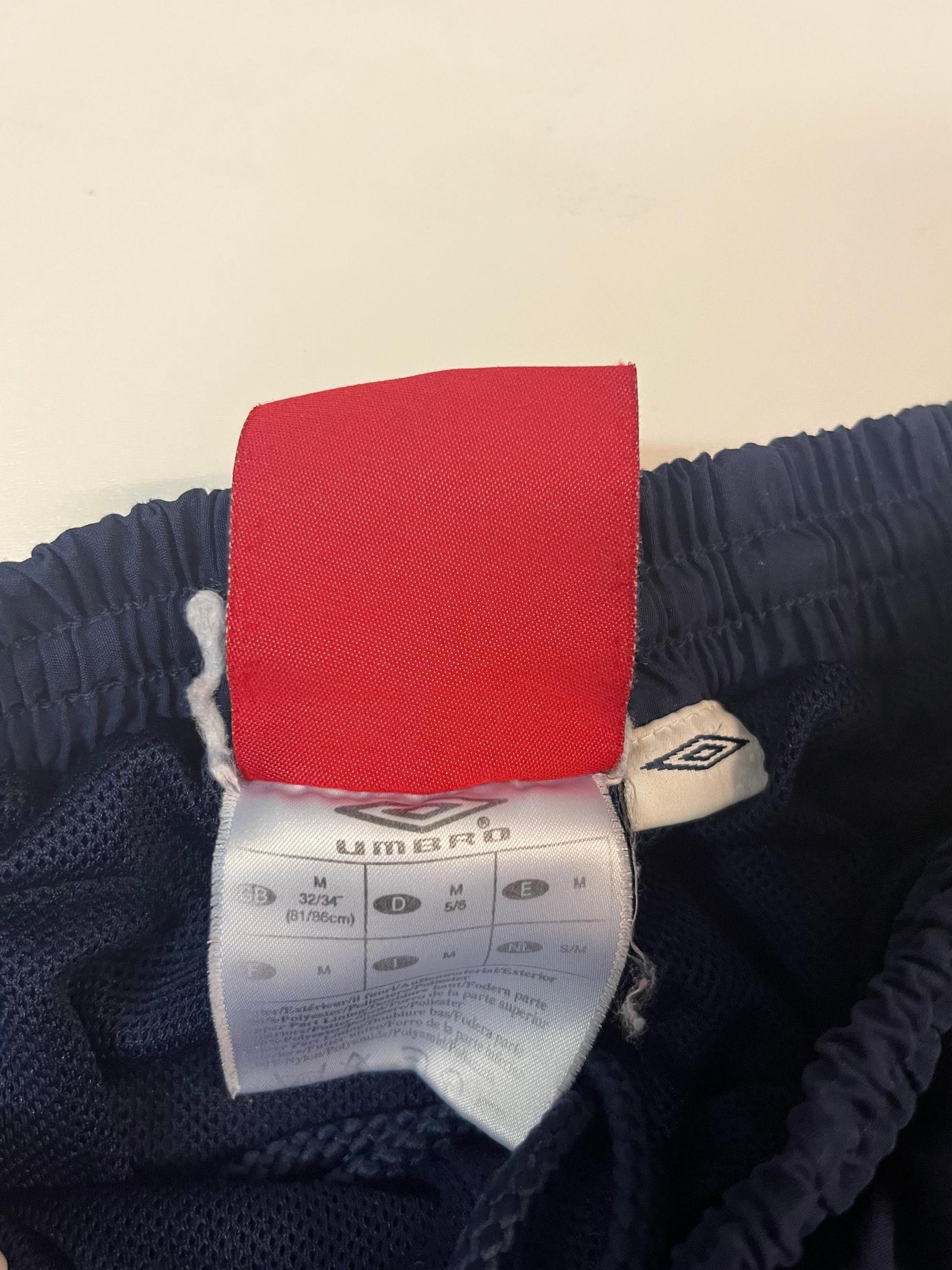 Entdecke unsere Vintage Track Pants von Nike und anderen Marken, erhältlich bei Valuxery.de - Dein Shop für trendige Vintage - Kleidung. Unsere Track Pants sind aus hochwertigen Materialien und