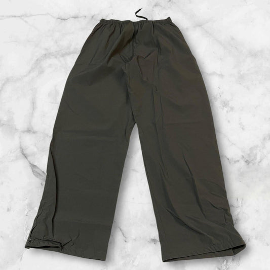 Entdecke unsere Vintage Track Pants von Nike und anderen Marken, erhältlich bei Valuxery.de - Dein Shop für trendige Vintage - Kleidung. Unsere Track Pants sind aus hochwertigen Materialien und