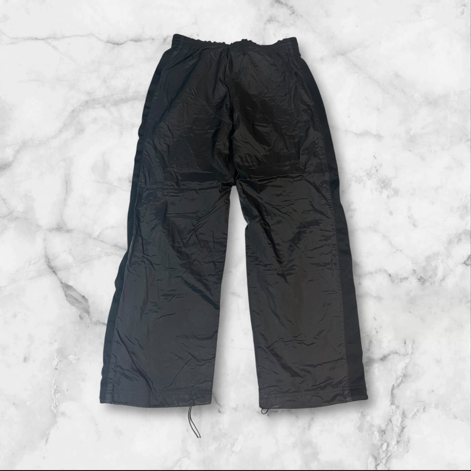 Entdecke unsere Vintage Track Pants von Nike und anderen Marken, erhältlich bei Valuxery.de - Dein Shop für trendige Vintage - Kleidung. Unsere Track Pants sind aus hochwertigen Materialien und