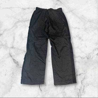 Entdecke unsere Vintage Track Pants von Nike und anderen Marken, erhältlich bei Valuxery.de - Dein Shop für trendige Vintage - Kleidung. Unsere Track Pants sind aus hochwertigen Materialien und