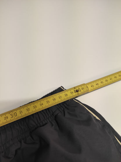 Entdecke unsere Vintage Track Pants von Nike und anderen Marken, erhältlich bei Valuxery.de - Dein Shop für trendige Vintage - Kleidung. Unsere Track Pants sind aus hochwertigen Materialien und