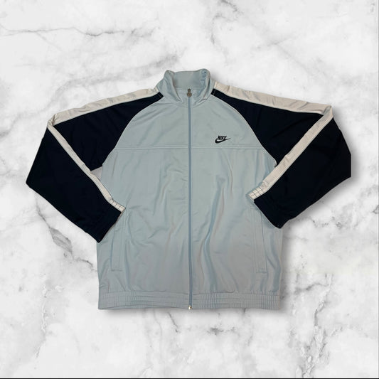 Entdecke unsere Vintage Track Pants von Nike und anderen Marken, erhältlich bei Valuxery.de - Dein Shop für trendige Vintage - Kleidung. Unsere Track Pants sind aus hochwertigen Materialien und