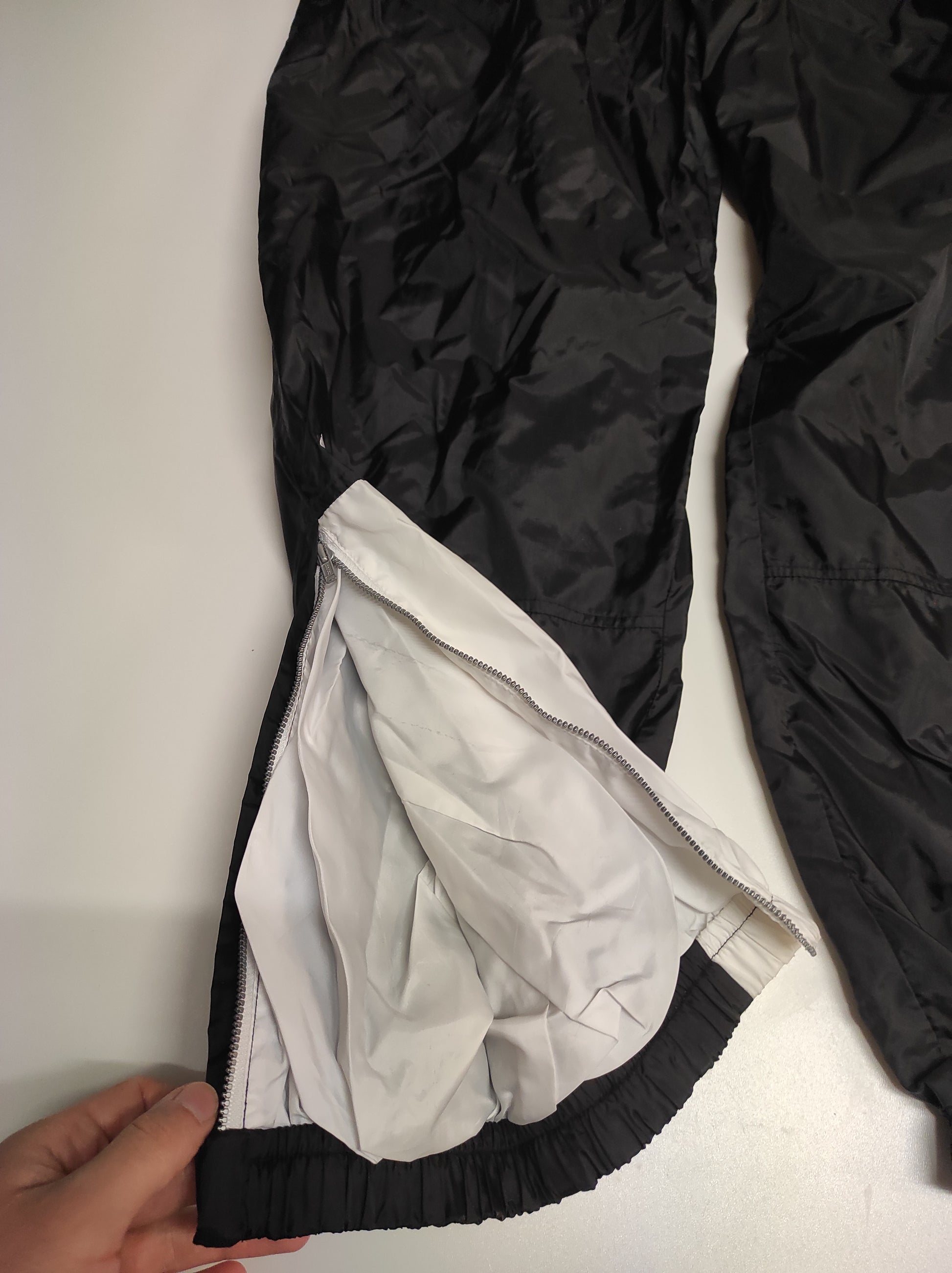 Entdecke unsere Vintage Track Pants von Nike und anderen Marken, erhältlich bei Valuxery.de - Dein Shop für trendige Vintage - Kleidung. Unsere Track Pants sind aus hochwertigen Materialien und