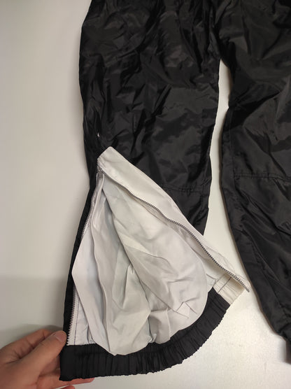 Entdecke unsere Vintage Track Pants von Nike und anderen Marken, erhältlich bei Valuxery.de - Dein Shop für trendige Vintage - Kleidung. Unsere Track Pants sind aus hochwertigen Materialien und