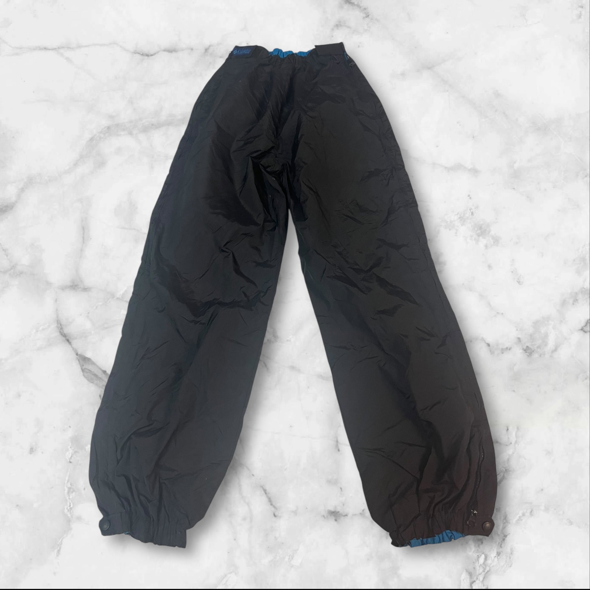 Entdecke unsere Vintage Track Pants von Nike und anderen Marken, erhältlich bei Valuxery.de - Dein Shop für trendige Vintage - Kleidung. Unsere Track Pants sind aus hochwertigen Materialien und