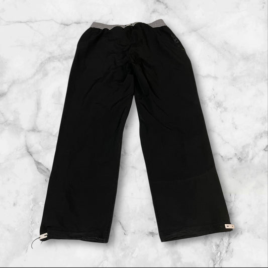 Entdecke unsere Vintage Track Pants von Nike und anderen Marken, erhältlich bei Valuxery.de - Dein Shop für trendige Vintage - Kleidung. Unsere Track Pants sind aus hochwertigen Materialien und