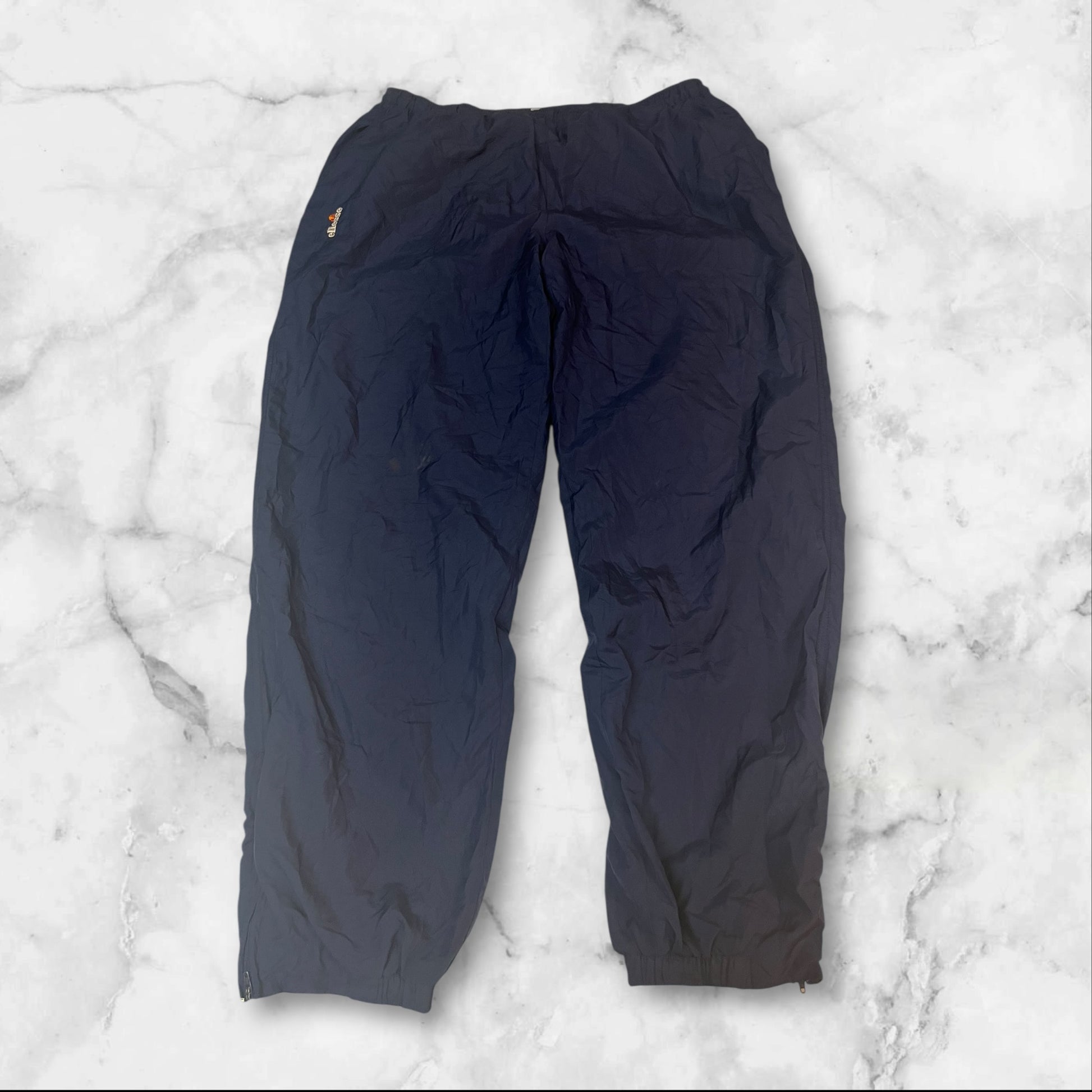 Entdecke unsere Vintage Track Pants von Nike und anderen Marken, erhältlich bei Valuxery.de - Dein Shop für trendige Vintage - Kleidung. Unsere Track Pants sind aus hochwertigen Materialien und