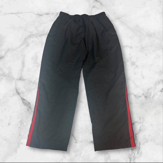 Entdecke unsere Vintage Track Pants von Nike und anderen Marken, erhältlich bei Valuxery.de - Dein Shop für trendige Vintage - Kleidung. Unsere Track Pants sind aus hochwertigen Materialien und