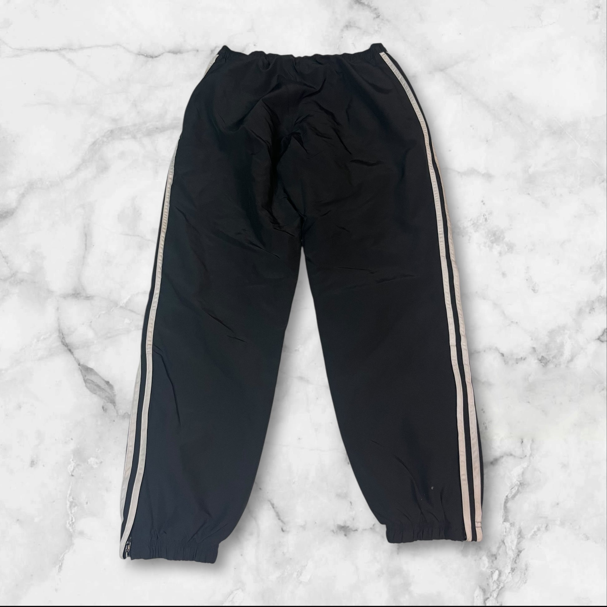 Entdecke unsere Vintage Track Pants von Nike und anderen Marken, erhältlich bei Valuxery.de - Dein Shop für trendige Vintage - Kleidung. Unsere Track Pants sind aus hochwertigen Materialien und