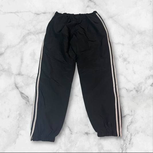 Entdecke unsere Vintage Track Pants von Nike und anderen Marken, erhältlich bei Valuxery.de - Dein Shop für trendige Vintage - Kleidung. Unsere Track Pants sind aus hochwertigen Materialien und