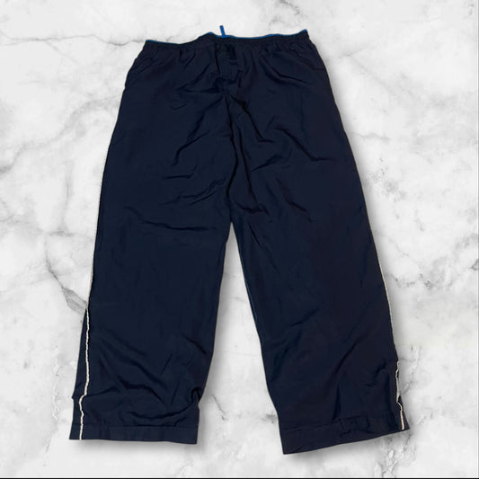 Entdecke unsere Vintage Track Pants von Nike und anderen Marken, erhältlich bei Valuxery.de - Dein Shop für trendige Vintage - Kleidung. Unsere Track Pants sind aus hochwertigen Materialien und