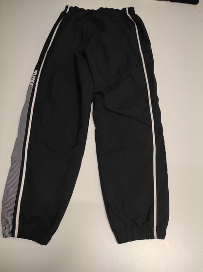 Entdecke unsere Vintage Track Pants von Nike und anderen Marken, erhältlich bei Valuxery.de - Dein Shop für trendige Vintage - Kleidung. Unsere Track Pants sind aus hochwertigen Materialien und