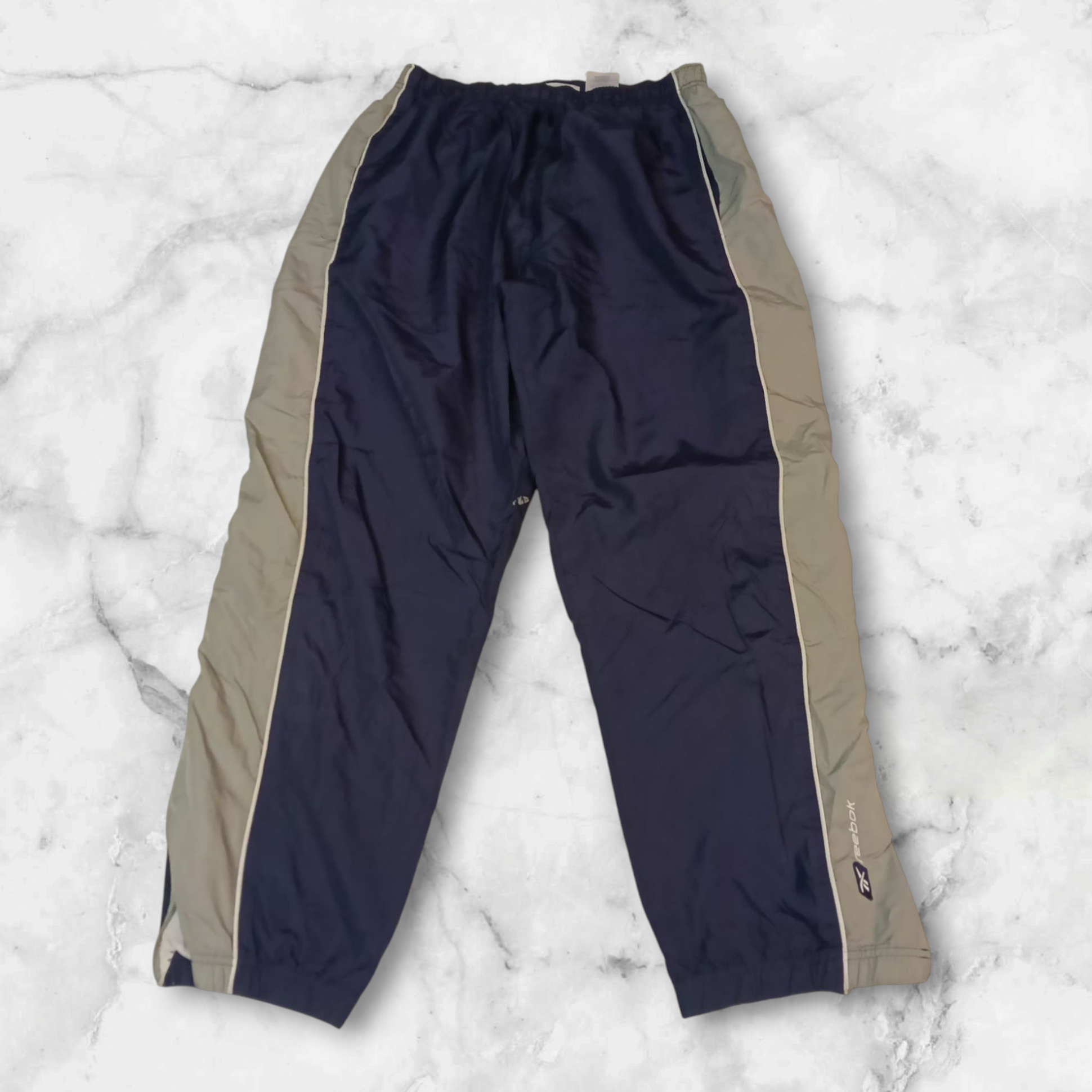 Entdecke unsere Vintage Track Pants von Nike und anderen Marken, erhältlich bei Valuxery.de - Dein Shop für trendige Vintage - Kleidung. Unsere Track Pants sind aus hochwertigen Materialien und